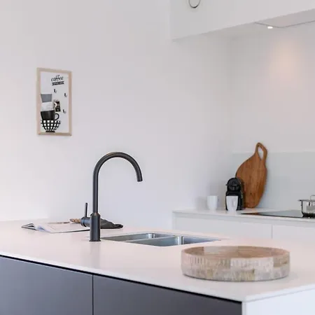 New, Luxurious And Modern With Private Parking アパート