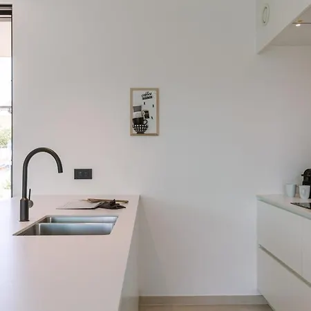 New, Luxurious And Modern With Private Parking アパート コクセッド