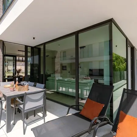 New, Luxurious And Modern With Private Parking *